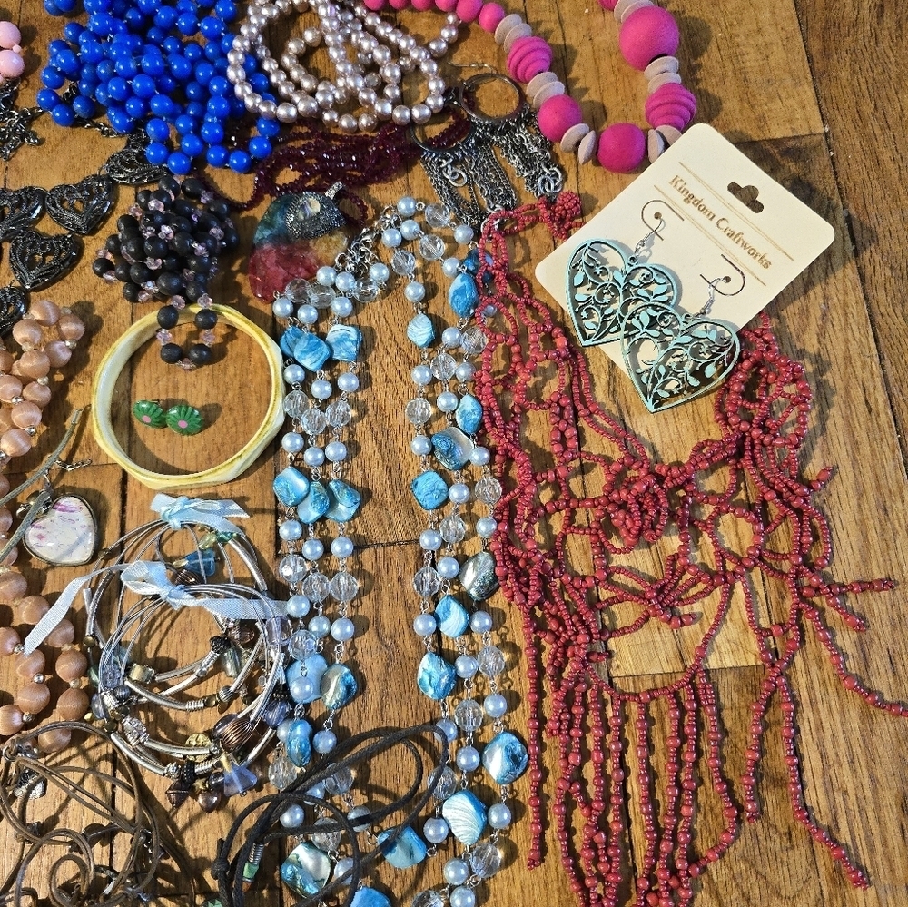 Vintage To Now Jewelry Lot Costume Estate Find Needs Cleaned. Mixed - Picture 4 of 13